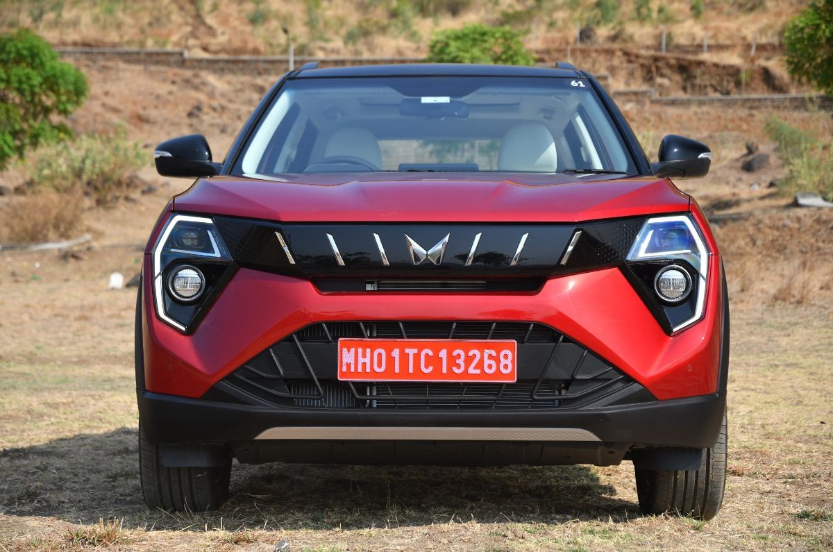 The C-shaped LED DRLs provide a visual link to the larger XUV700. 